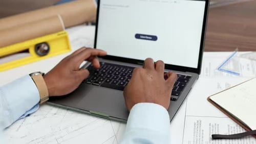 Ingenieur entwirft einen Entwurf auf einem Laptop, tippt Designideen und Layoutplan online ein