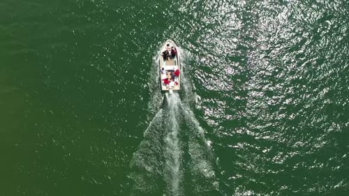 Vue aérienne de personnes naviguant en bateau sur le lac 1