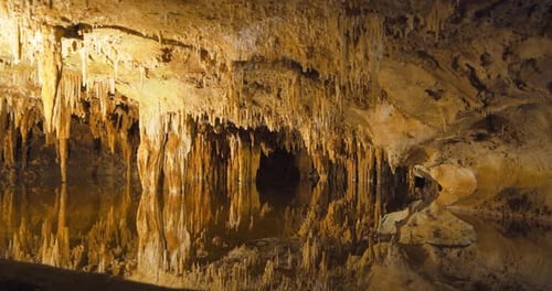 Stalakpfeife, Stalagmiten in der Höhle, Abenteuer in den Höhlen von Luray