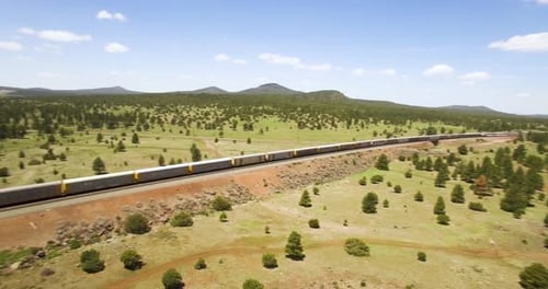 Una antena de un tren de pasajeros que se mueve lentamente pasa por Williams Arizona. Concepto: Sudoeste de EE. UU.