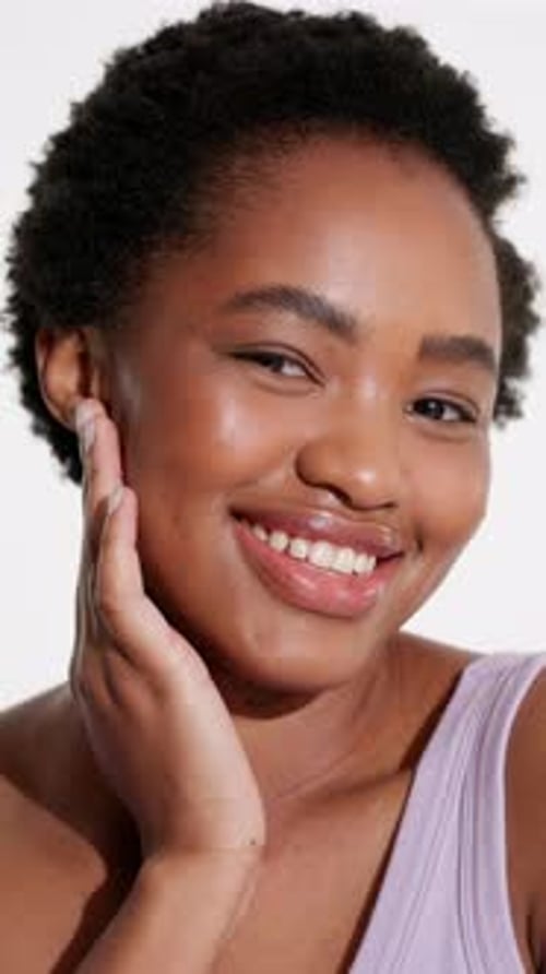 Brillance, soins de la peau et visage d'une femme noire en studio pour le soin de soi, l'esthétique et l'éclat