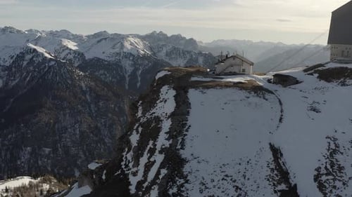 Station de télésiège au sommet des Alpes, vue aérienne