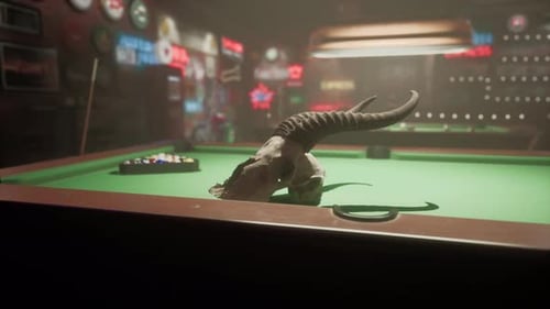 Un animal en peluche est sur une table de billard