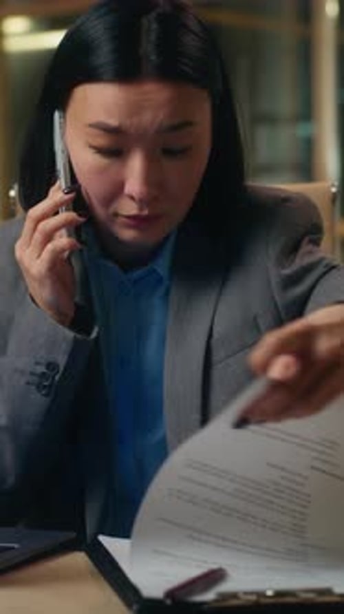 Besorgte asiatische koreanische chinesische japanische Frau spricht Handy Smartphone Callgirl Geschäftsfrau
