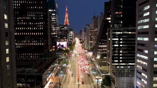 Edifícios iluminados na Avenida Paulista em São Paulo, Brasil
