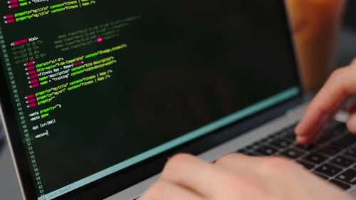 Código, programação e linguagem de computador com as mãos de um codificador ou programador digitando em um laptop