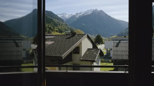 Unglaubliche Aussicht vom Hotelfenster und Balkon auf die Alpen im Bereich des