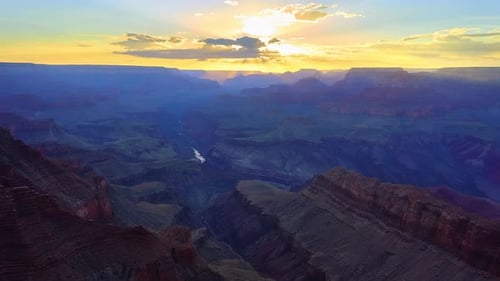 Un spectacle incroyable plein de couleurs au coucher du soleil sur le Grand Canyon, en Arizona.