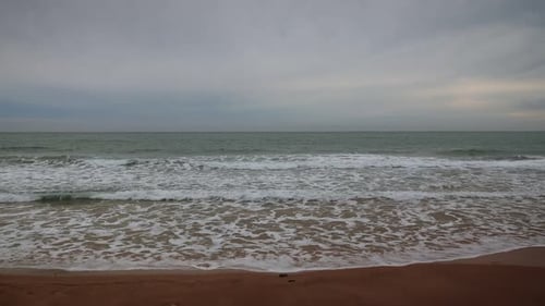 Litoral da Costa Blanca com belas ondas cristalinas e praia arenosa