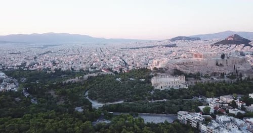 Acropole grecque antique lors d'un coucher de soleil à vol d'oiseau