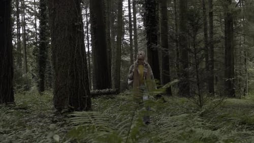 Mädchen geht im Herbstwald spazieren