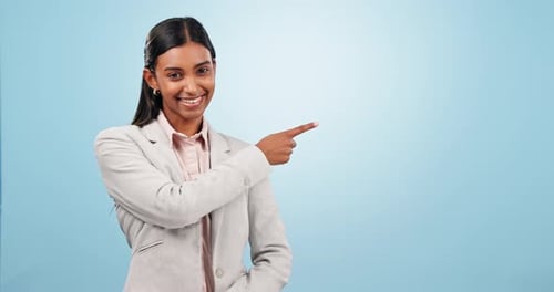 Gesicht, Geschäftsfrau und auf den Weltraum zeigen, Modell und Werbewahl im Studio auf Blau