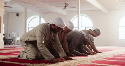 Bogen, Moschee und gemeinsames Gebet mit muslimischen Männern im Tempel für Glauben, Glauben oder Religion