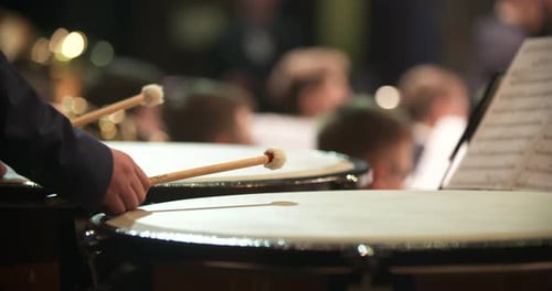 Handspielende Pauken in einem Orchester