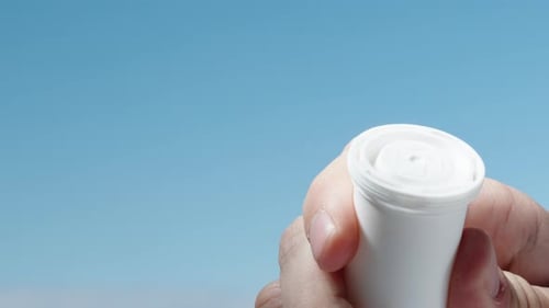 On the lid of the pill jar there is a drawing of how to open it, I succeed. Close up, against the sk