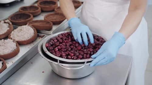 Assemblage de gâteaux aux cerises avec production de confiseries fourrées aux cerises fraîches