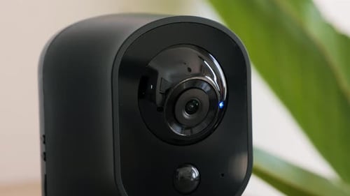 A câmera funciona planejando e digitalizando para detectar o conceito de segurança e proteção doméstica