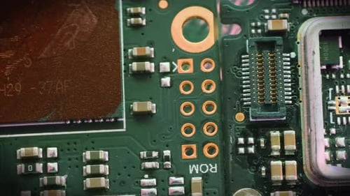 Mikrochips, Ansicht von oben, CPU-Prozessor. Komponenten der Computer-Hauptplatine. PC-Chip hautnah