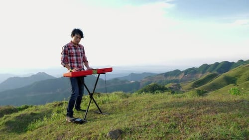 Una producción musical épica desarrolla actuaciones en directo en las montañas vietnamitas