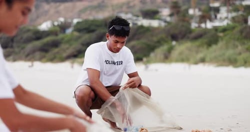 Menschen, Freiwillige und Säuberung des Strandes mit recyceltem Plastik, Flaschen und Taschen für den Zivildienst