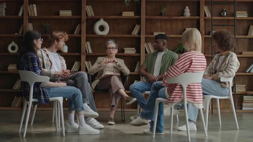 Discussion de groupe diversifiée dans une salle confortable