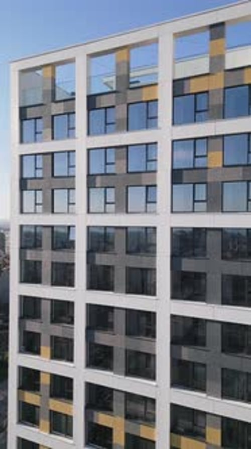 Modernes Wohnhaus mit zeitgenössischer Architektur und Design vor einem strahlend blauen Himmel