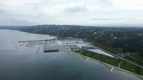 Estableciendo una toma con drones del puerto de Ginebra