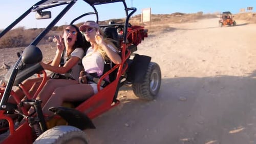 Una ciclista se divierte en Desert Buggy. Extreme Girl Driver disfruta del desierto