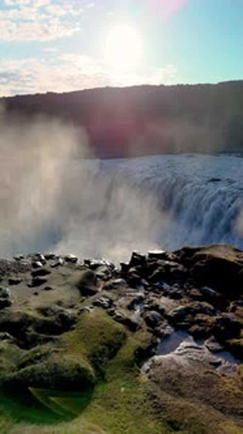 La majestueuse cascade de Dettifoss en Islande coulant sous le soleil éclatant du matin