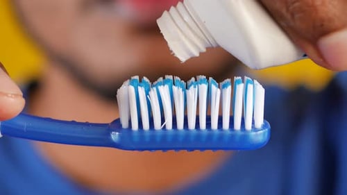 Handzahnbürste mit Paste
