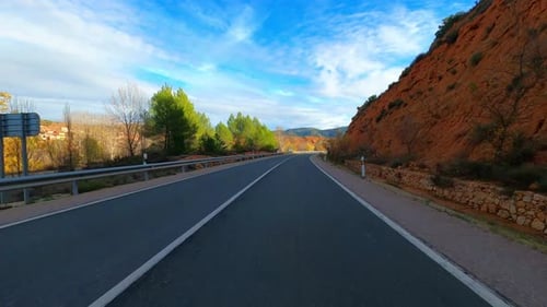 Reisekonzept, Lifestyle mit Autoperspektive und langer asphaltierter gerader Straße im Wald