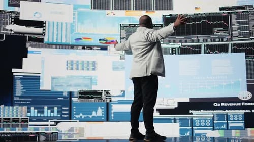 Un directeur exécutif noir réfléchit à une nouvelle stratégie pour augmenter les bénéfices de l'entreprise