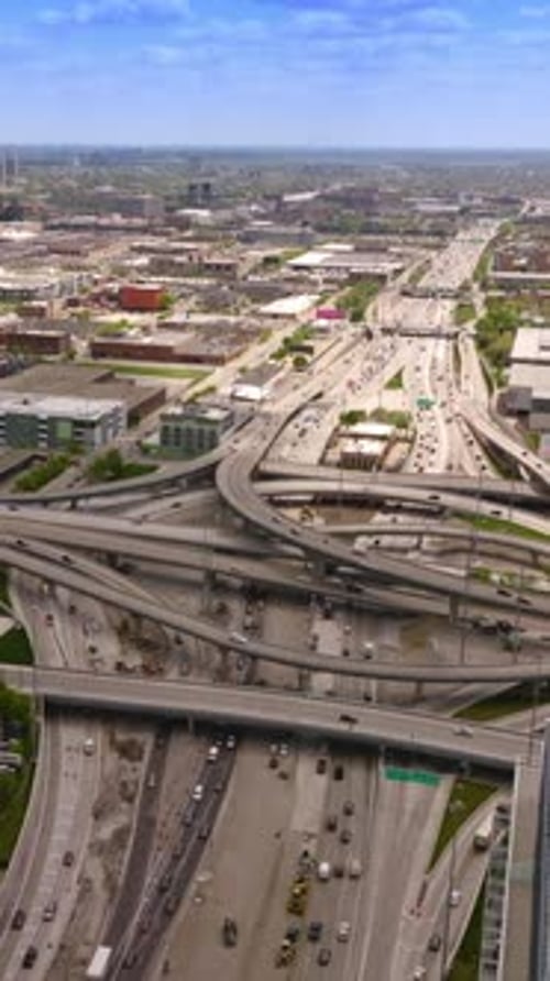 Un
réseau routier époustouflant à Chicago, dans l'Illinois. De multiples autoroutes, ronds-points et boucles bloquent la
circulation