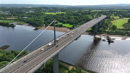 Pont pour véhicules Erskine enjambant la rivière Clyde à Glasgow