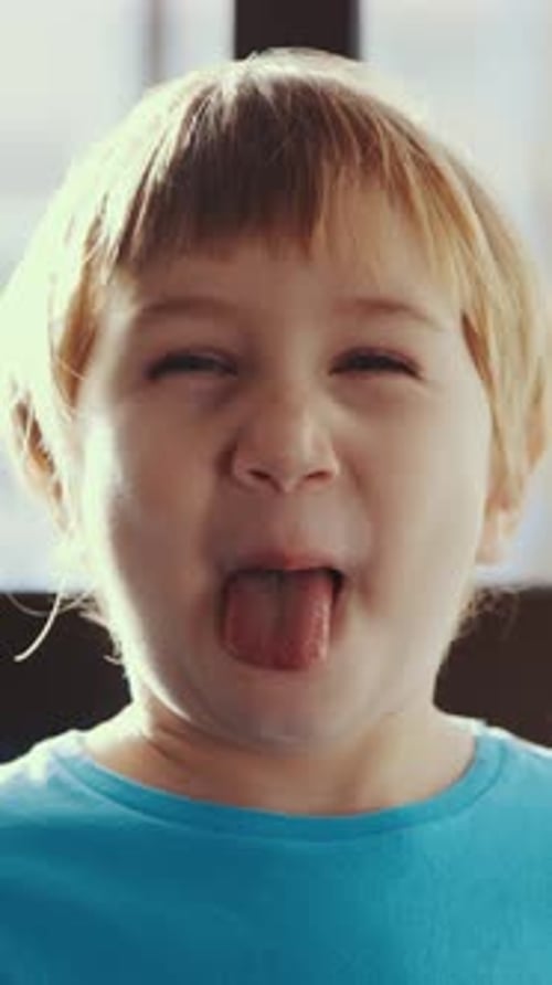 Der dumme Gesichtsausdruck eines kleinen Jungen fängt die Freude ein