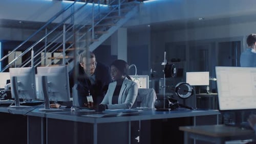 Elektronikentwicklungsingenieur arbeitet am Computer, spricht mit dem Projektmanager. Team von Professio