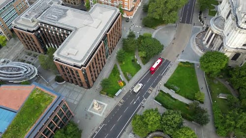 Drohnenaufnahme eines roten Doppeldeckerbusses, der in London, Großbritannien, die Straße entlang fährt