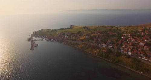 Vue aérienne : La ville de Molyvos sur l'île de Lesbos au coucher du soleil.