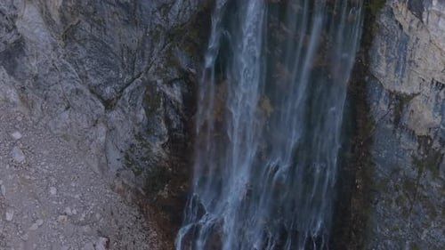 Vista aérea deslumbrante da cachoeira Boka descendo um penhasco de montanha em Triglav National