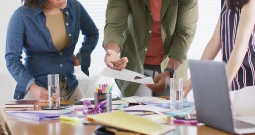 Divers amis masculins et féminins discutant au bureau, travaillant ensemble à la maison, Ralenti