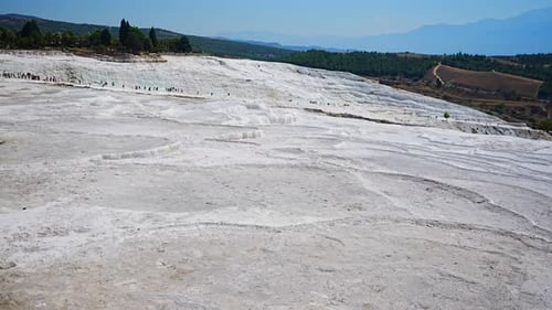 Kalzitklippe von Pamukkale Weiße Travertine in der Türkei