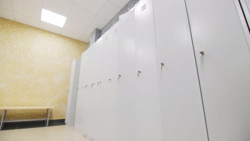 Armoires métalliques fermées avec clés dans le vestiaire du gymnase