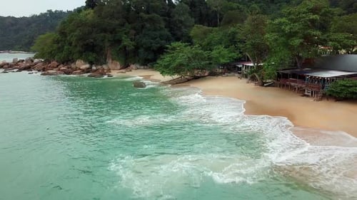 Luftaufnahme des Strandes von Pangkor Island am Abend, Malaysia