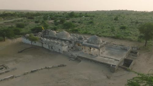 Drone fait le tour des ruines du temple jaïn de Nagarparkar avec des touristes, des touristes, des sites déserts