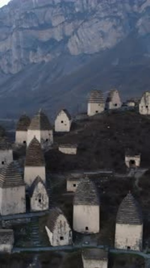 Ancienne nécropole de la ville des morts de Dargav en Ossétie du Nord Médias