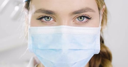 Portrait of a beautiful female doctor smiling showing a perfect smile, on professional clinic. Con