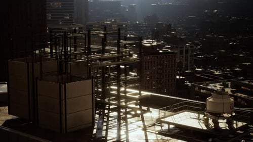 Un ciclón en movimiento sobre la ciudad de las nubes de tormenta