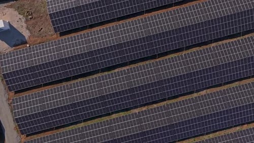 Vue aérienne d'une ferme solaire avec des panneaux photovoltaïques modernes, Lovech, Bulgarie.