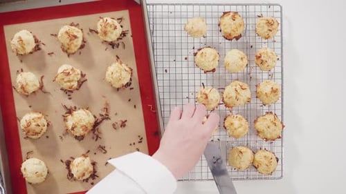 Galletas de coco recién horneadas para enfriar sobre una rejilla de secado de cocina