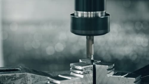 Nahaufnahme einer Präzisions-CNC-Fräsmaschine, die Metall in der Industriewerkstatt schneidet